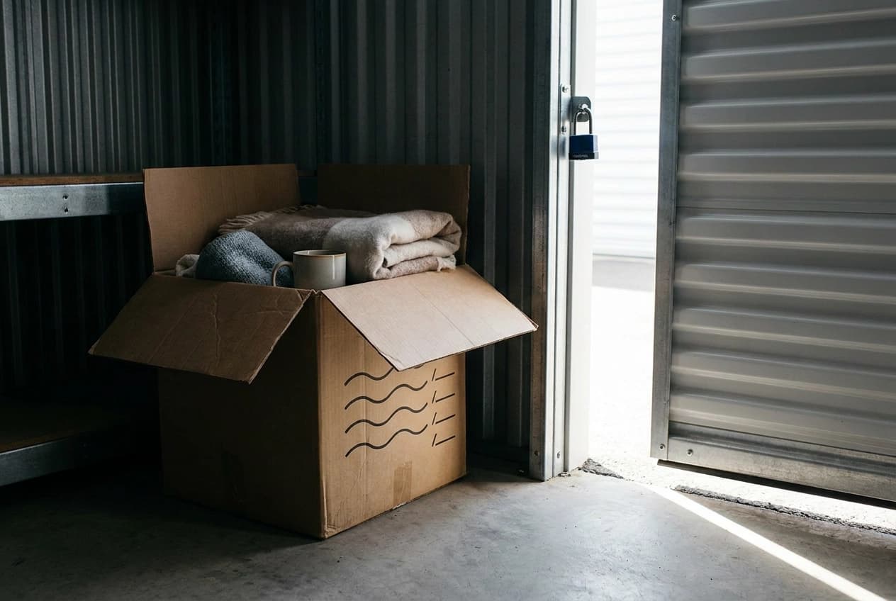 Professional header image for list-based article: Déménager en Belgique : pourquoi louer un box de stockage...